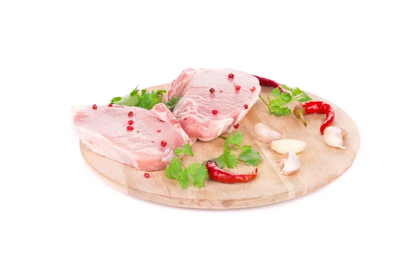 Rohes Fleisch auf einer hölzernen Platte. — Stockfoto