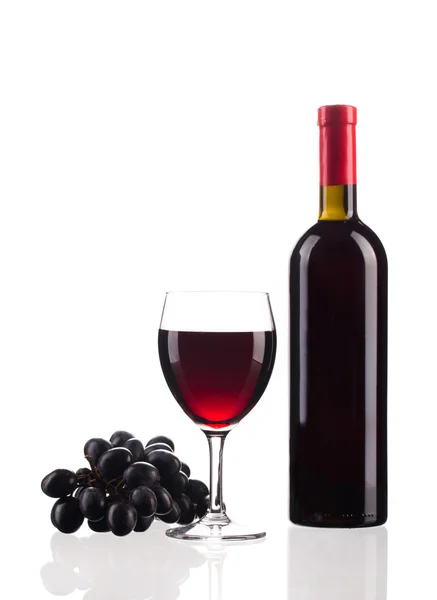 Vinho tinto e uvas. — Fotografia de Stock