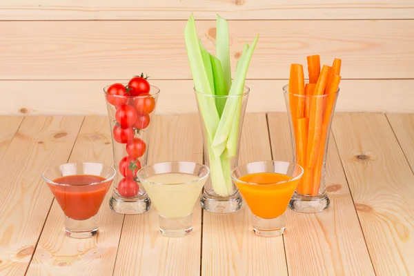 Jugos de verduras en vasos . —  Fotos de Stock