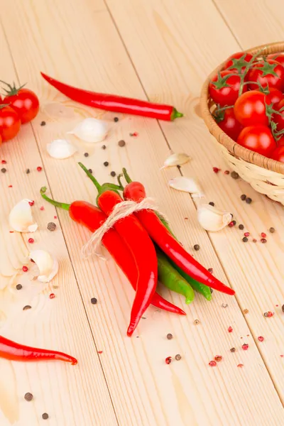 Pimientos picantes con tomates —  Fotos de Stock