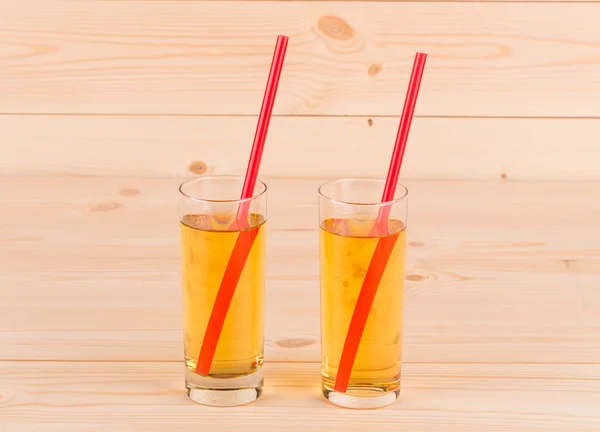 Deux verres avec du jus de pomme . — Photo