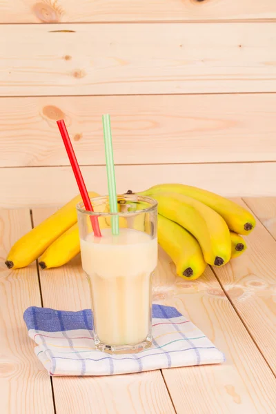 Banan smoothie och frukt. — Stockfoto