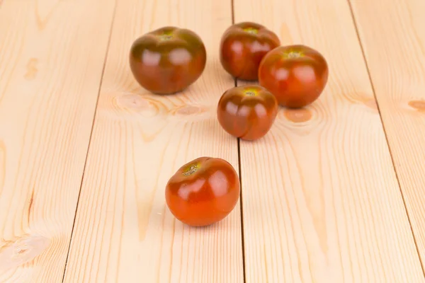 Tomates fraîches sur bois . — Photo