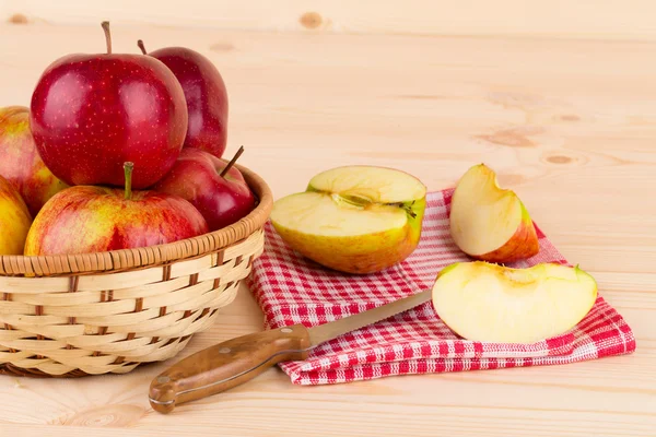 Dojrzałe jabłka z nożem — Zdjęcie stockowe