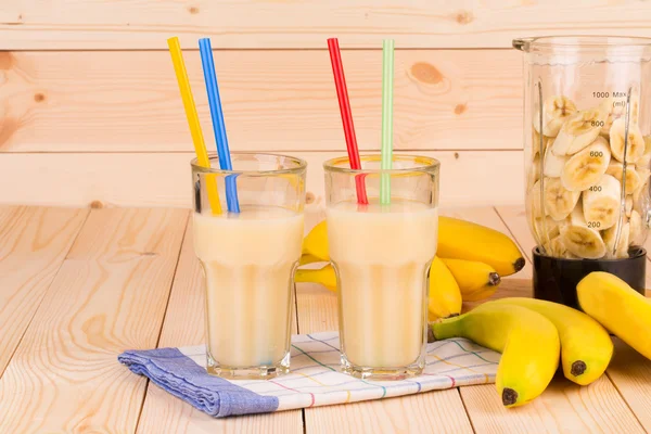 Banana juice och mixer. — Stockfoto