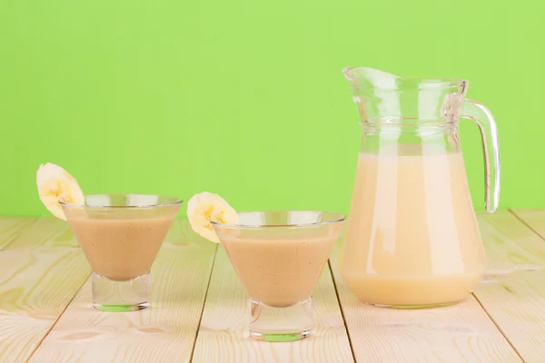 Tarro y vasos con jugo . — Foto de Stock