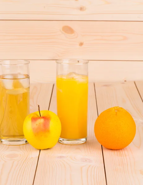 Äpple och apelsin juice. — Stockfoto