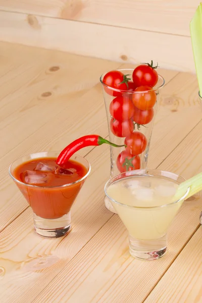 Mischung aus frischem Gemüsesaft. — Stockfoto