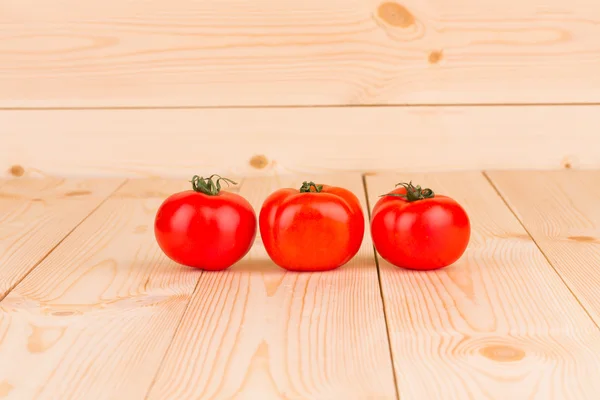 Tomates cherry en fila . —  Fotos de Stock