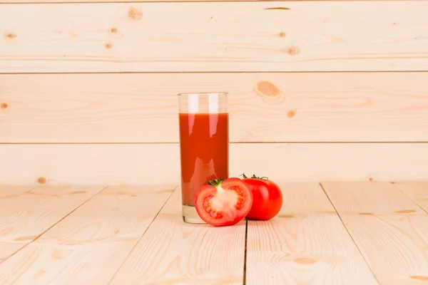 Tomatensaft mit Petersilie — Stockfoto