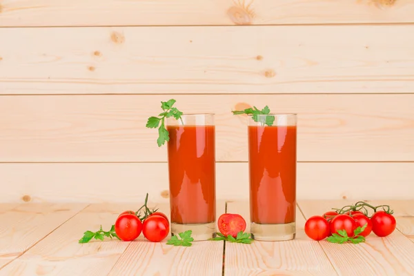 Tomatensaft mit Petersilie — Stockfoto