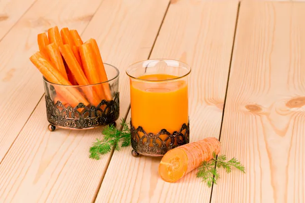 Karottensaft und Scheiben — Stockfoto