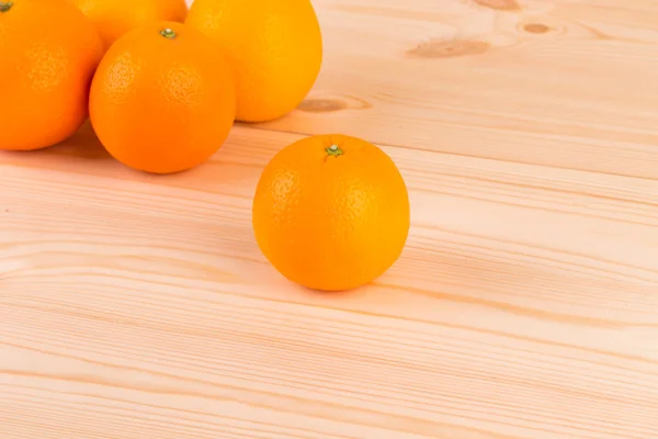 Oranges sur table en bois . — Photo