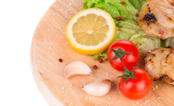 Fleisch auf Holzplatte. — Stockfoto