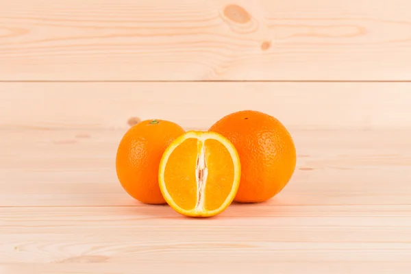 Drie sinaasappelen op hout — Stockfoto