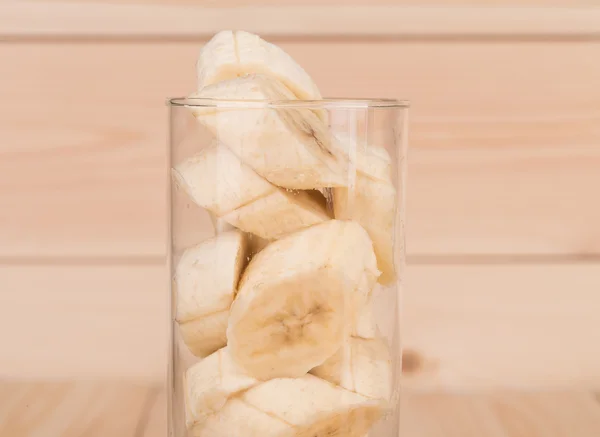 Glas met banaan segmenten. — Stockfoto