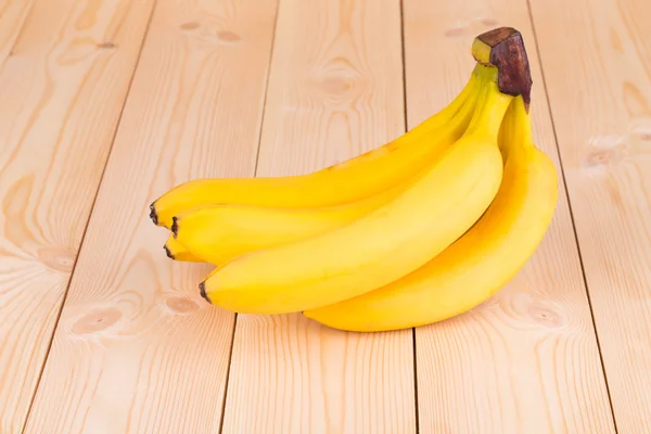 Бананы на деревянном фоне . — стоковое фото