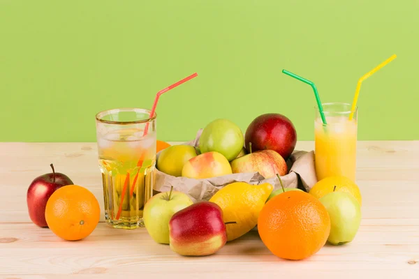 Portakal ve elma suyu — Stok fotoğraf