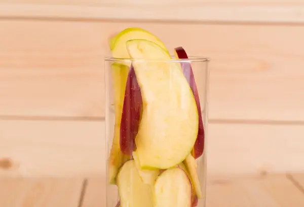 ガラスのリンゴのスライスApple skivor i glas — Stockfoto
