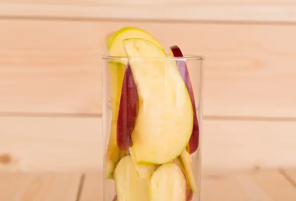 Apfelscheiben im Glas — Stockfoto