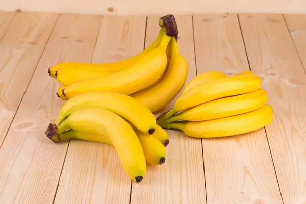 Bananen auf Holz — Stockfoto