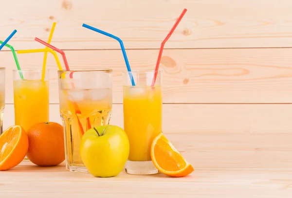 Orange juice and slices — Stock Photo, Image