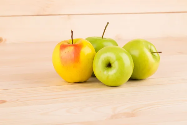 Apples on wood. — Stock Photo, Image