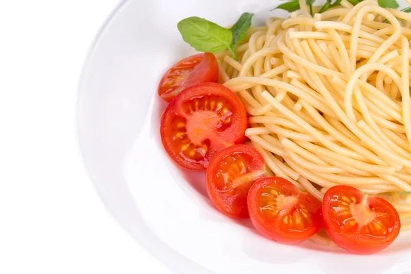 Italské těstoviny s bazalkou. — Stock fotografie
