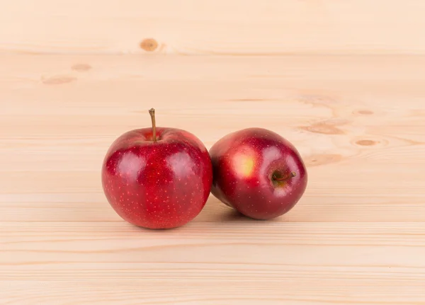 Manzanas maduras sobre mesa de madera . — Foto de Stock