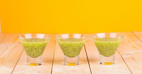 Glazen met kiwi smoothie. — Stockfoto