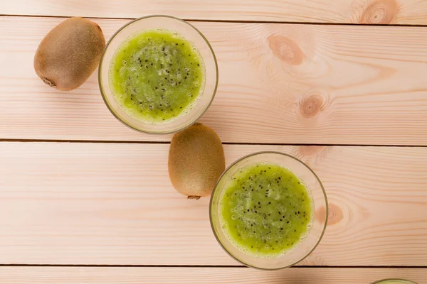 Glazen vol kiwi smoothie. — Stockfoto