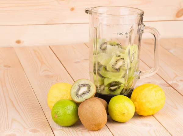 Blender met gesneden kiwi. — Stockfoto