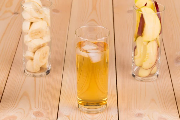 Jugo de manzana y rebanadas — Foto de Stock