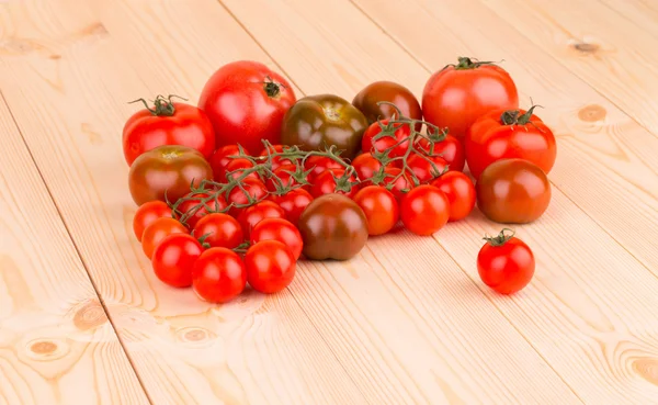 Ramo de tomates cherry . —  Fotos de Stock