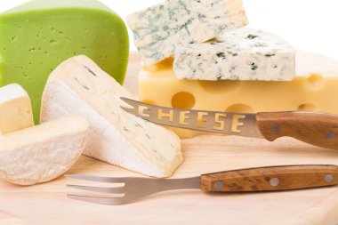 peynir ve ahşap tabakta bıçak.
