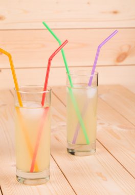 limonata ile gözlük.