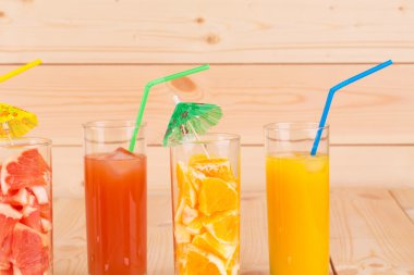 tablo üzerinde çeşitli meyve suları.