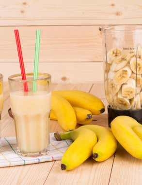 muz suyu ve blender dilimlenmiş meyve dolu.