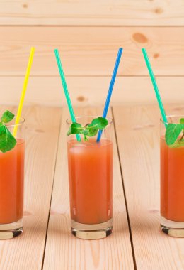 greyfurt suyu ile dolu cam.