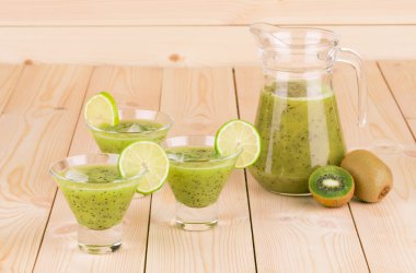 kivi smoothie ahşap zemin üzerinde