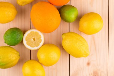 narenciye ahşap zemin üzerinde