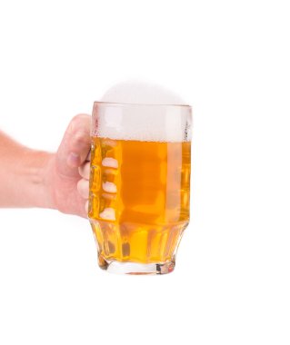 köpük elinde bira bardağı.
