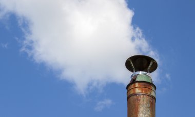 Metal boru gökyüzüne karşı.