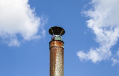 Metal boru gökyüzüne karşı.