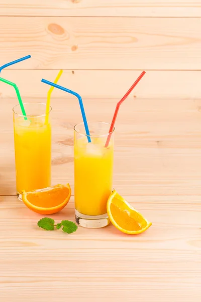 Portakal suyu ve dilimler — Stok fotoğraf