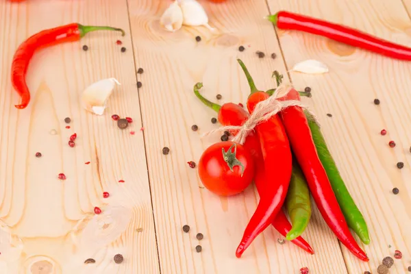 Hot chili peppar på trä — Stockfoto