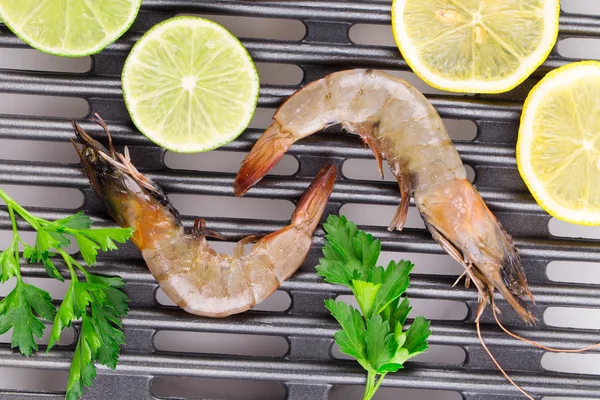 Shrimps with lemon and parsley. — Stock Photo, Image