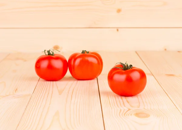 Tomates maduros en la mesa . —  Fotos de Stock
