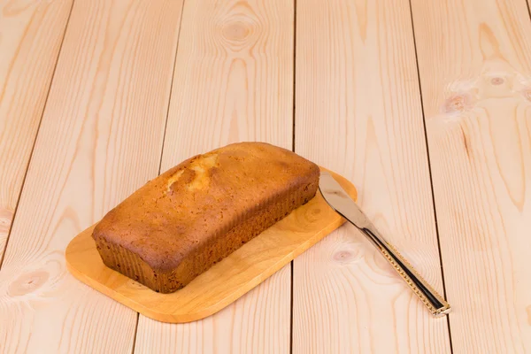 Kuchen auf Holztisch. — Stockfoto