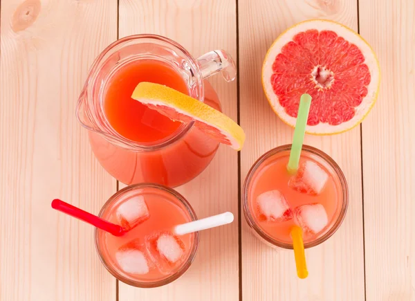 Tillbringare och glas med juice. — Stockfoto